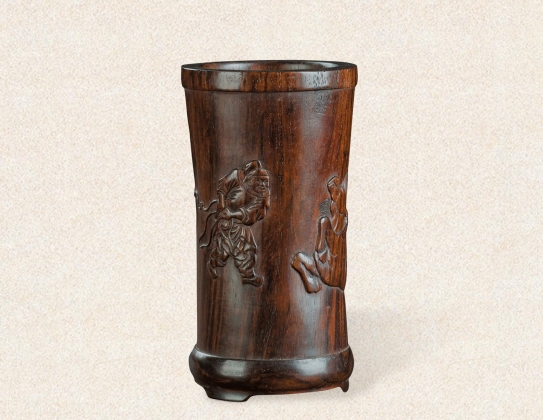 黄花梨驯马图笔筒